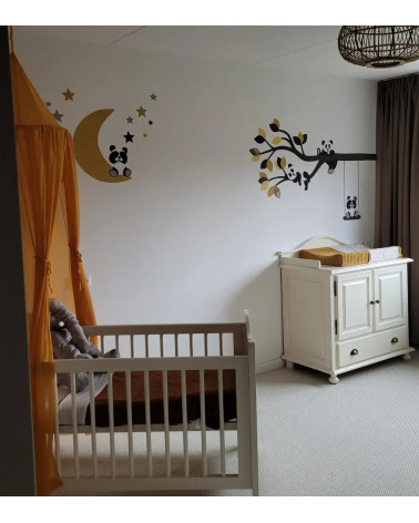 Behang muurstickers babykamer tak met pandabeertjes en pandabeertje op maan okergeel.