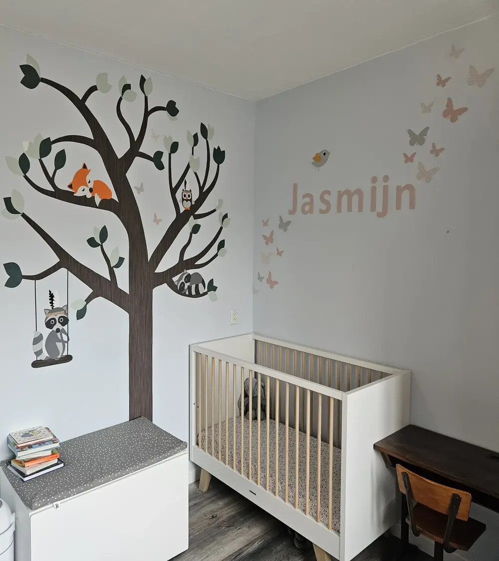 Naamletters roze met vlinders meisjeskamer.