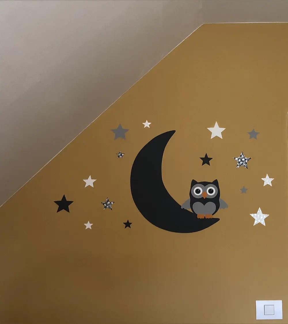 Behang sticker babykamer uiltje op maan en sterren grijs.