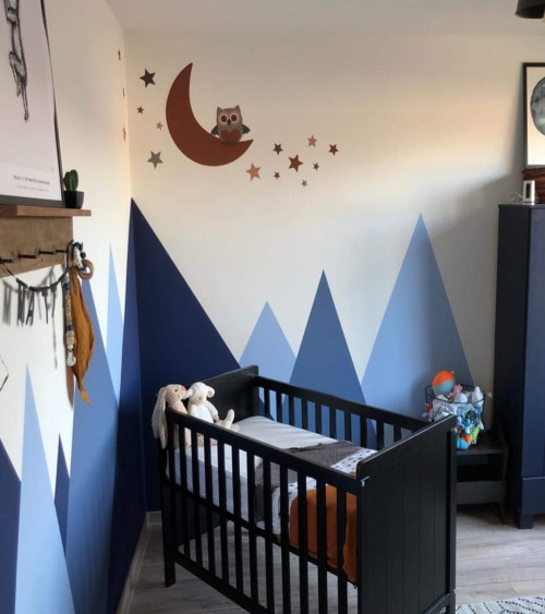 Behangsticker babykamer uiltje op de maan met sterren roest bruin.