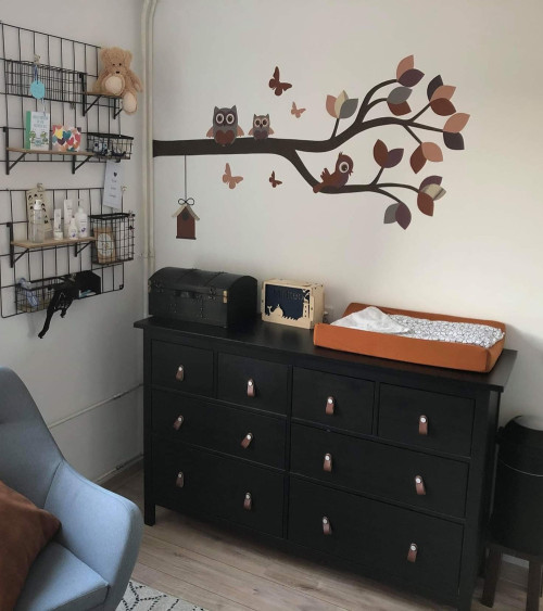 Behangsticker babykamer sierlijke tak met uiltjes roest bruin en terracotta.