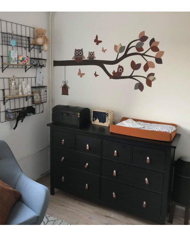 Behangsticker babykamer sierlijke tak met uiltjes roest bruin en terracotta.