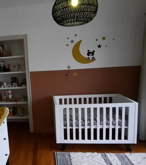 Behangsticker zittende pandabeer op de maan okergeel in terracotta babykamer.