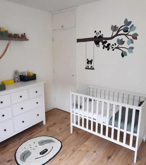 oud groene tak met pandaberen muurdecoratie babykamer.