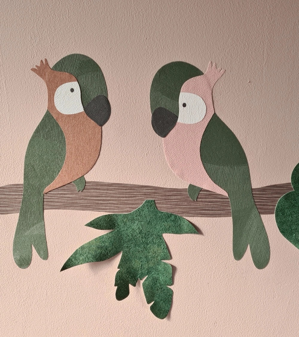 Behang muursticker papegaaien donkergroen, roze en terracotta.