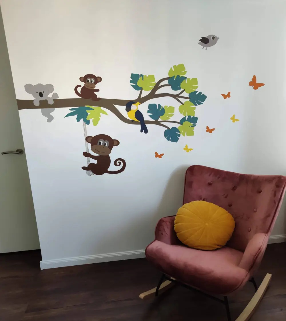 Behangmuursticker jungletak babykamer met grote aap.