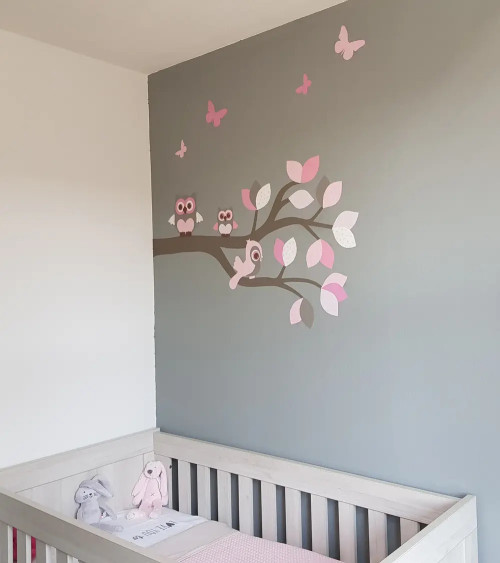 Behang muursticker tak met uiltjes roze babykamer.