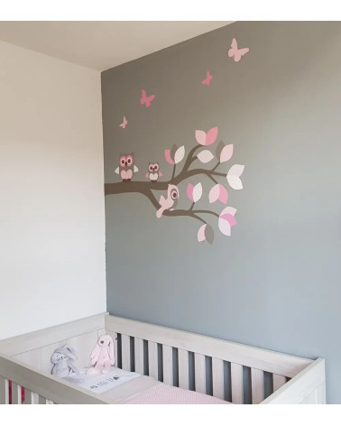 Behang muursticker tak met uiltjes roze babykamer.