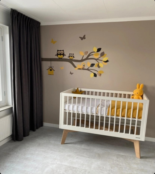 Behangsticker babykamer sierlijke uilentak in verschillende tinten okergeel.