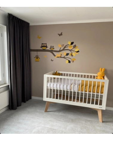 Behangsticker babykamer sierlijke uilentak in verschillende tinten okergeel.