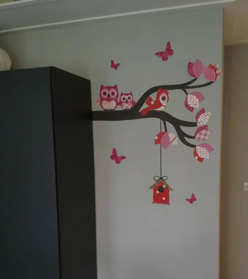Behang sticker tak met uilen fel roze en rood.