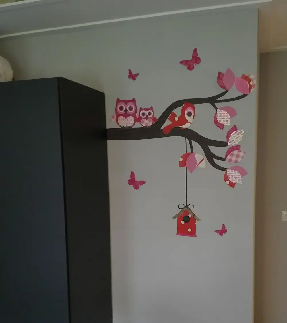 Behang sticker tak met uilen fel roze en rood.