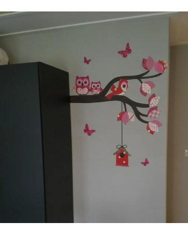 Behang sticker tak met uilen fel roze en rood.
