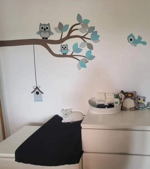 Behangsticker sierlijke uilentak lichtblauw met vogelhuisje jongens babykamer.