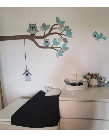 Behangsticker sierlijke uilentak lichtblauw met vogelhuisje jongens babykamer.