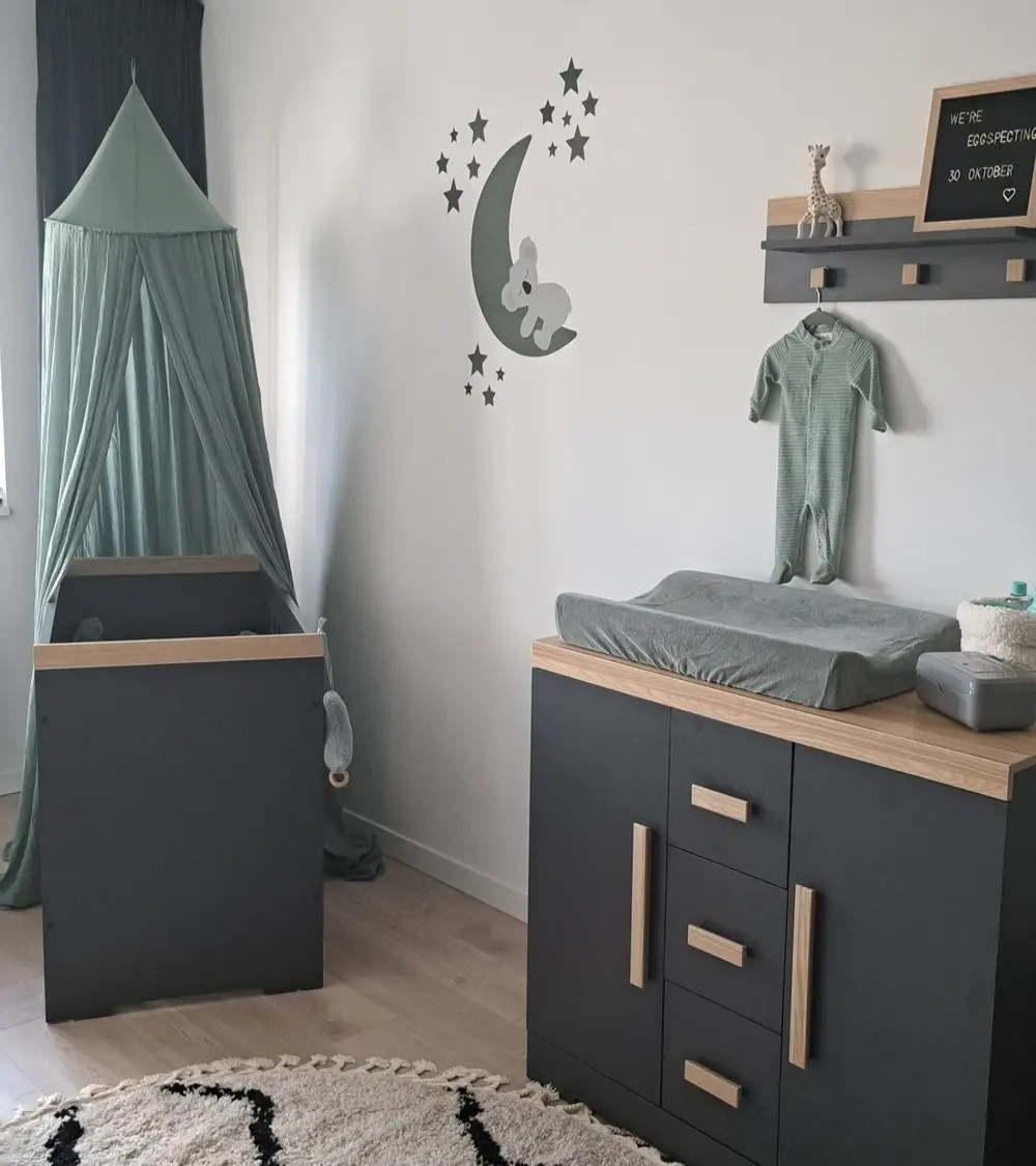 Behangsticker babykamer slapende koalabeer op de maan met sterren donkergroen