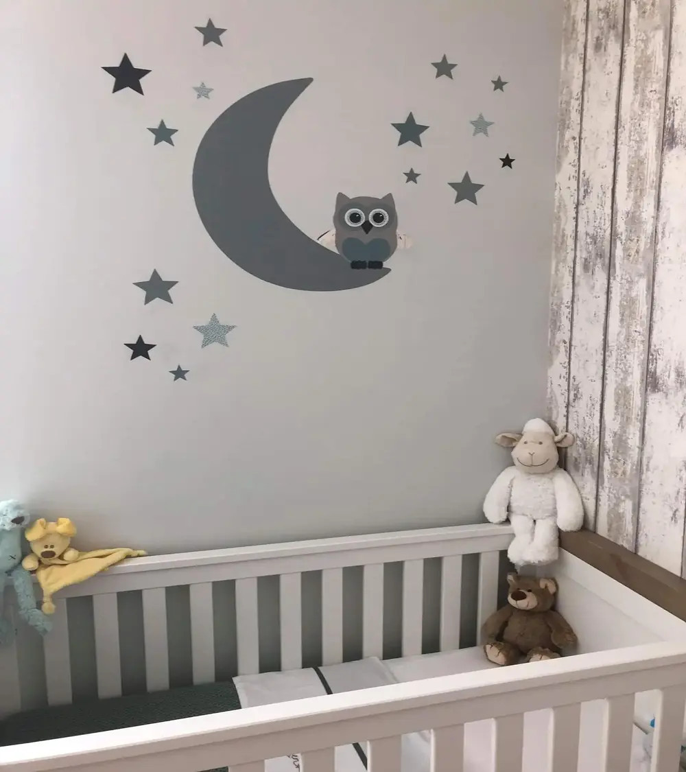 Behang muursticker babykamer uiltje op de maan en sterren in grijs groen.