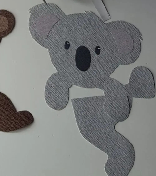 Behangsticker hangend koalabeertje.