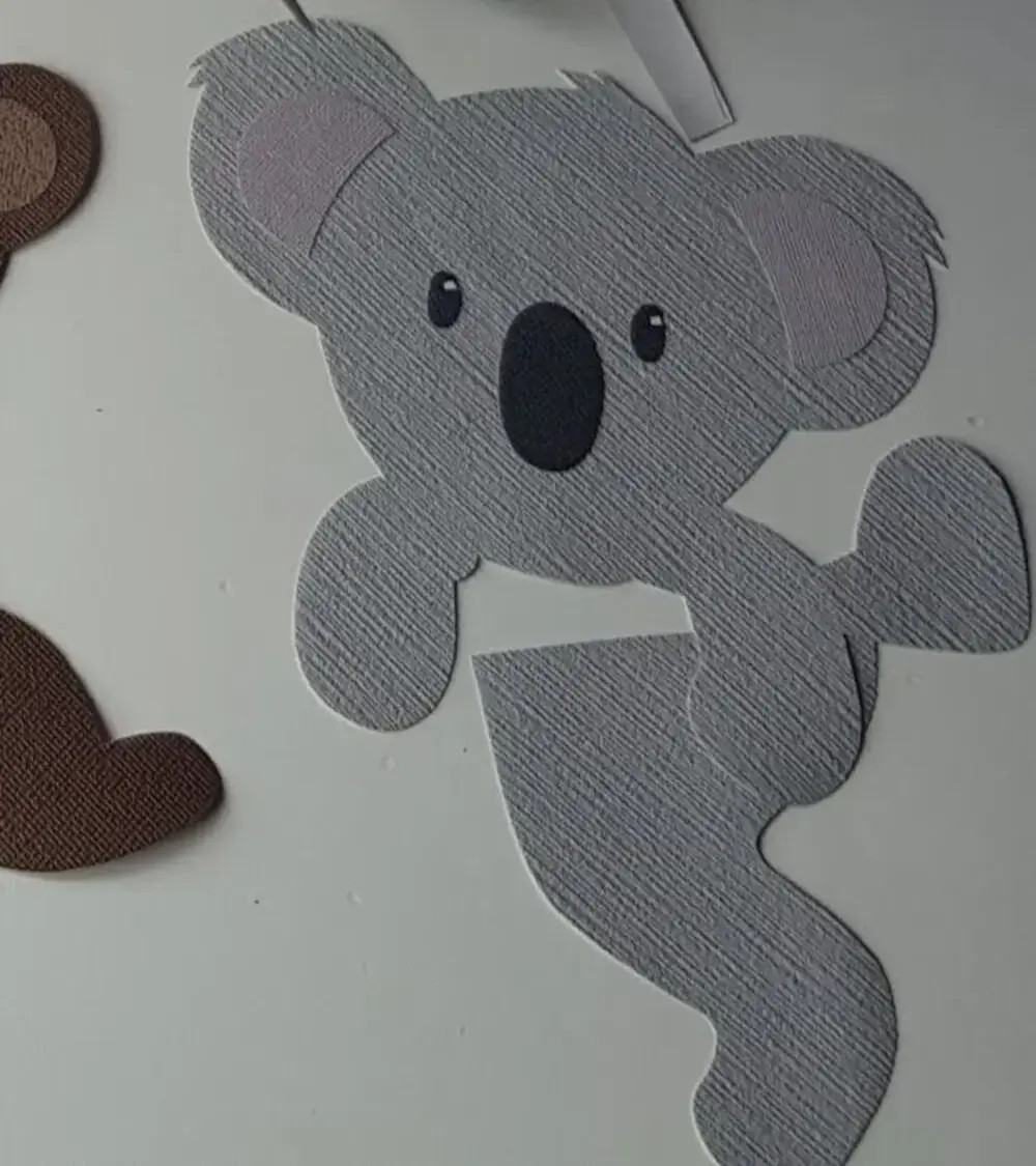 Behangsticker hangend koalabeertje.