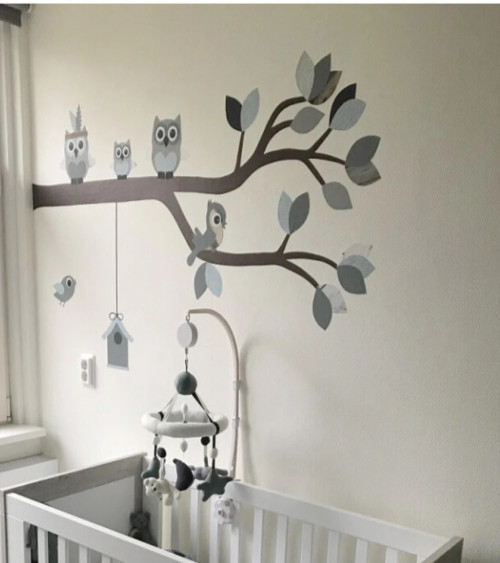 Behangsticker kinderkamer oud groene tak met uiltjes en vogeltjes.