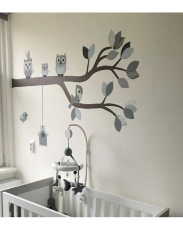 Behangsticker kinderkamer oud groene tak met uiltjes en vogeltjes.