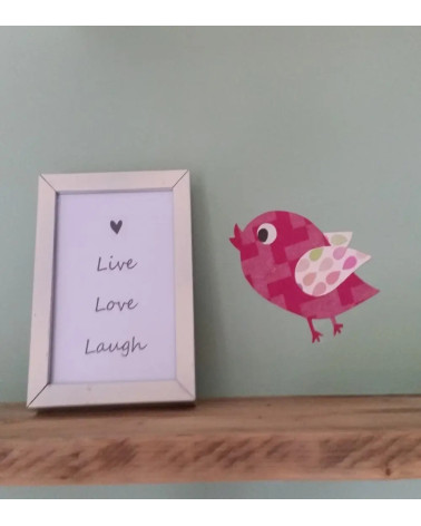 Behang muursticker vliegend vogeltje fel roze.