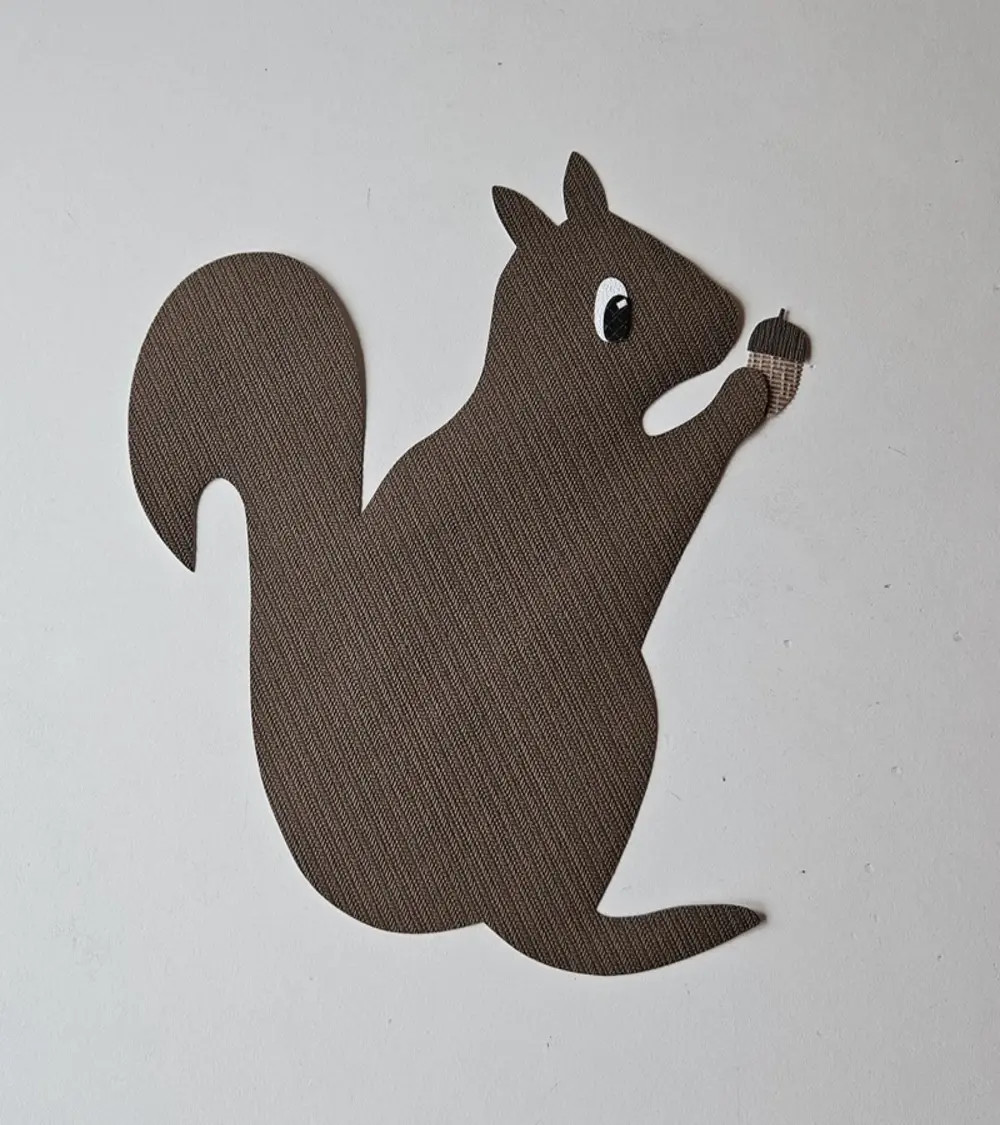 Behangsticker eekhoorn met beukennootje
