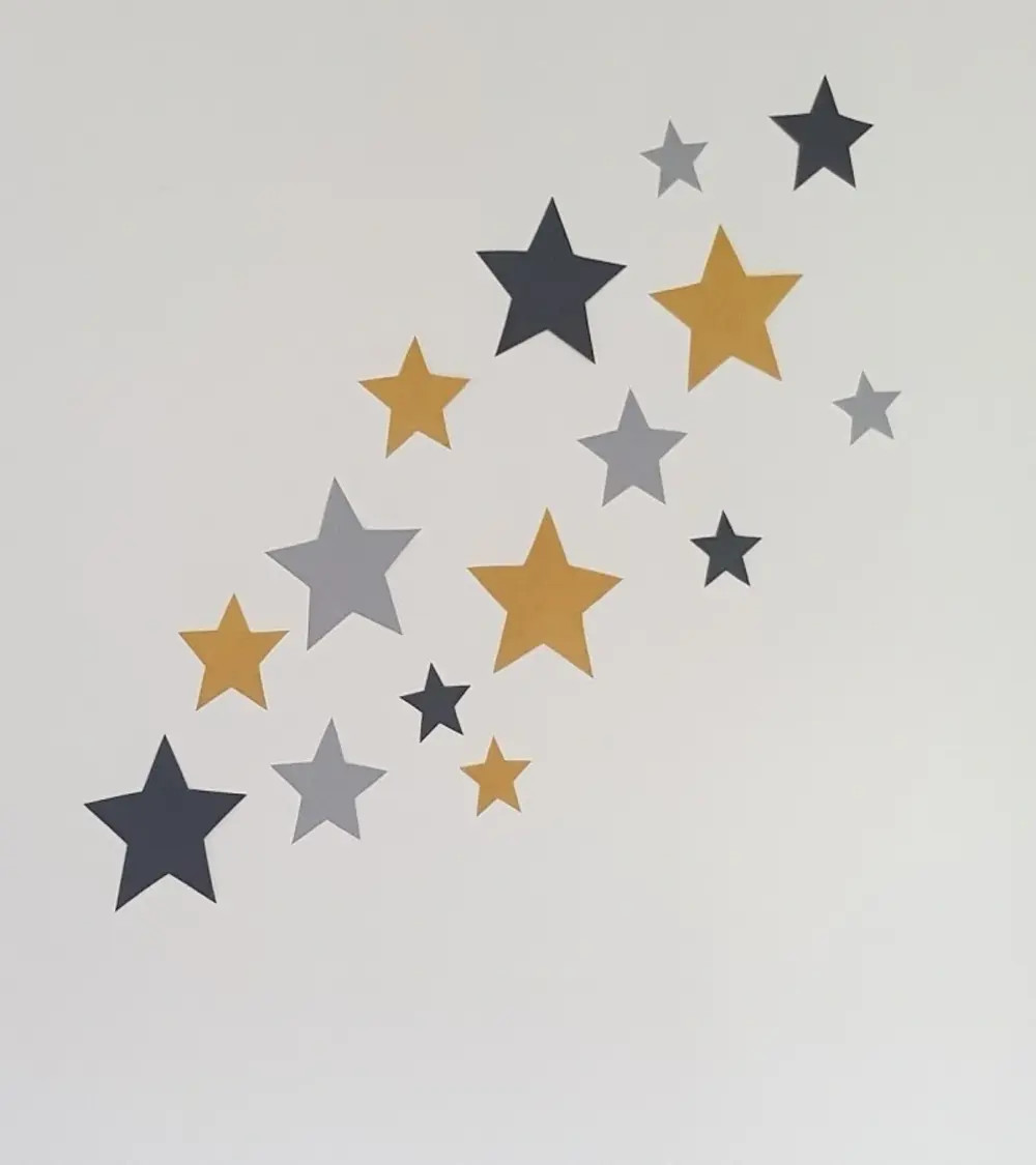 Behangsticker set sterren babykamer okergeel en grijs.