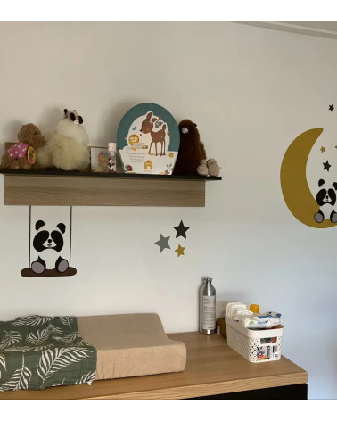 Behangsticker pandabeertje op schommel boven commode.
