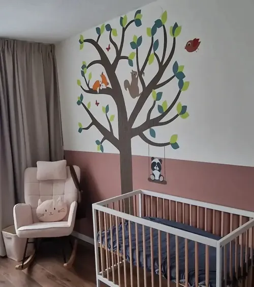Behangboom met bosdieren muursticker groot terracotta, oud roze meisjeskamer.