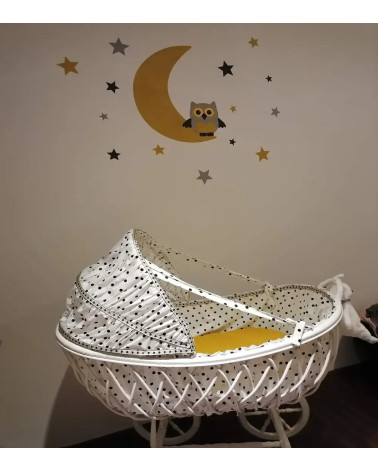 Behangsticker okergele maan met sterren en uil okergeel boven wiegje.
