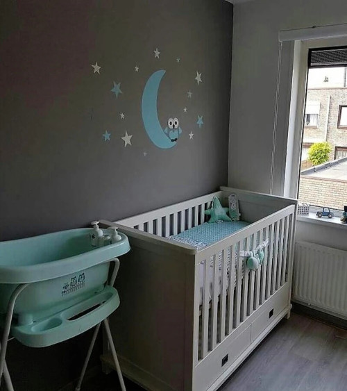 Behang muursticker babykamer uil op de maan met sterren lichtblauw