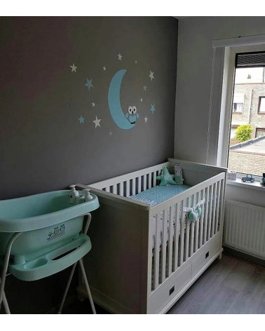 Behang muursticker babykamer uil op de maan met sterren lichtblauw