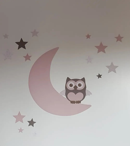Behang muursticker babykamer uil op de maan oud roze.