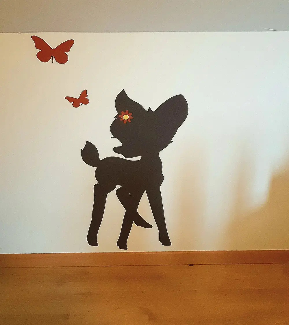 Behang muursticker hertje bambi met vlinders. Muurdecoratie babykamer, muurdecoratie kinderkamer van behang.