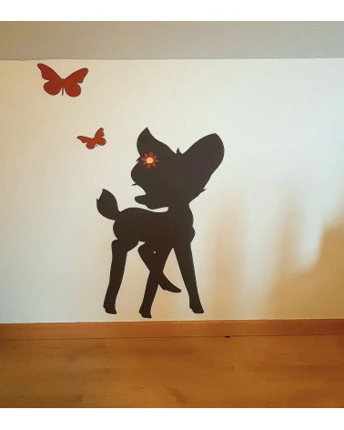 Behang muursticker hertje bambi met vlinders. Muurdecoratie babykamer, muurdecoratie kinderkamer van behang.