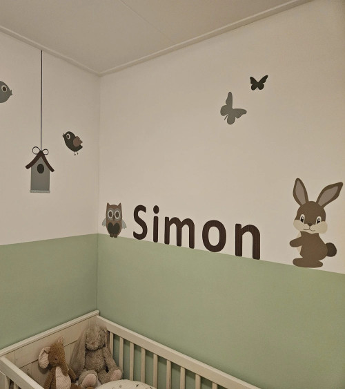 Naamletters roze met vlinders meisjeskamer.