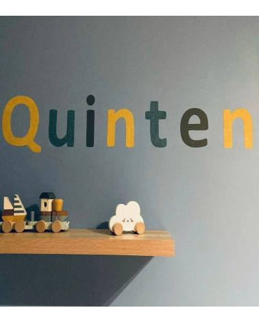 Gekleurde naamsticker jongenskamer.