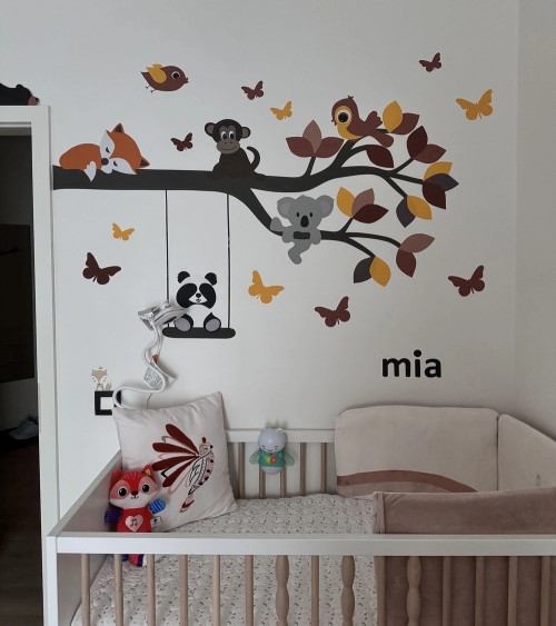 Naamletters roze met vlinders meisjeskamer.