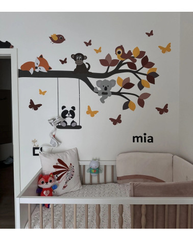 Naamletters klein onder tak.