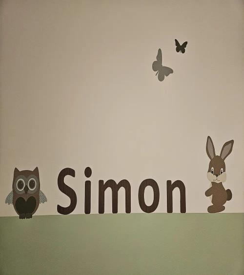 Naamletters roze met vlinders meisjeskamer.