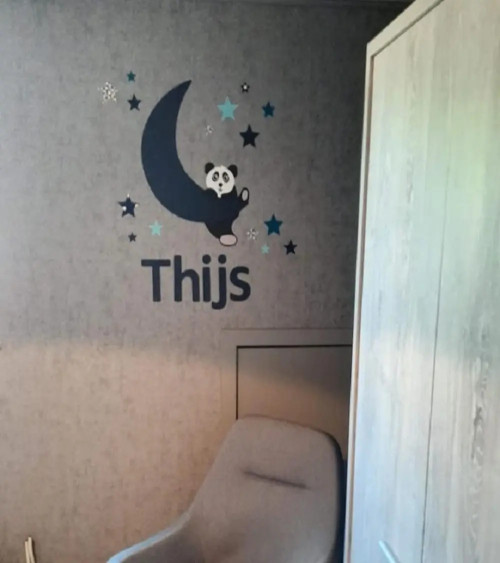 Naamletters roze met vlinders meisjeskamer.