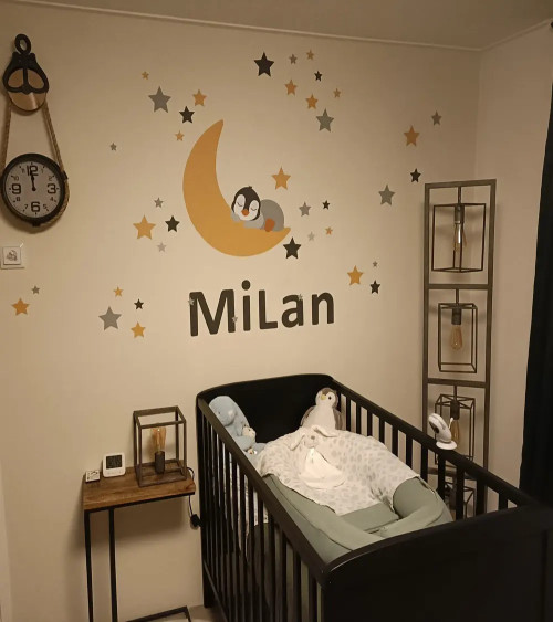 Naamletters roze met vlinders meisjeskamer.