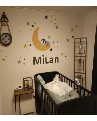 Naamsticker onder maan met pinguin.