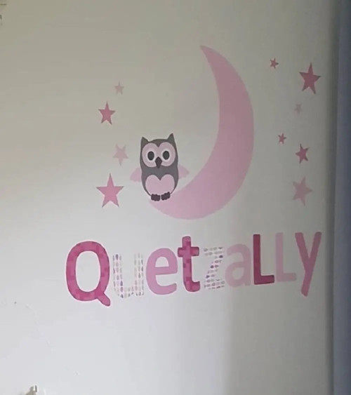 Naamletters roze met vlinders meisjeskamer.