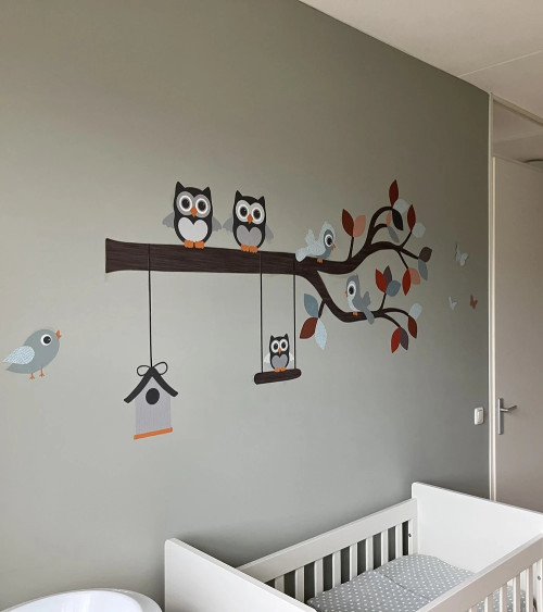 Behangsticker sierlijke uilen tak in roest, oudroze en groentinten.