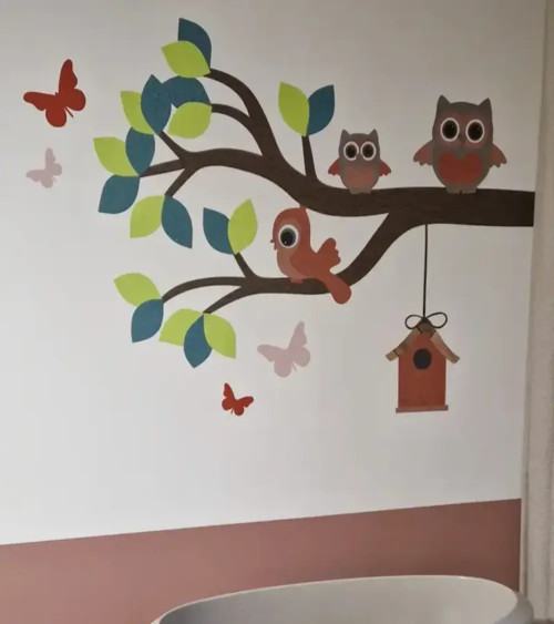 Behangsticker sierlijke uilen tak in roest, oudroze en groentinten.