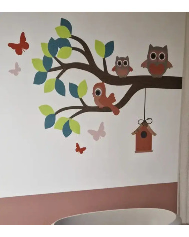 Behangsticker sierlijke uilen tak in roest, oudroze en groentinten.