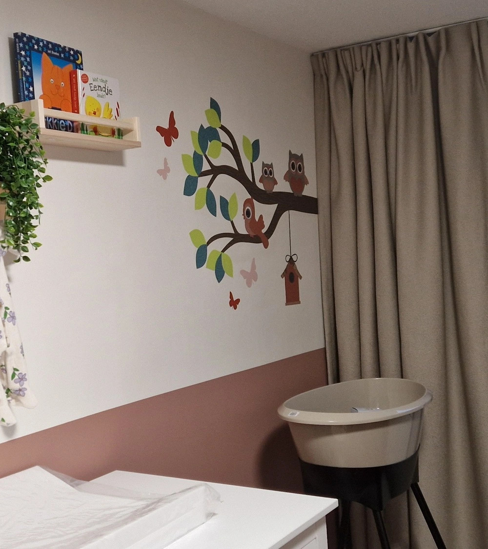 Behangsticker sierlijke uilen tak in roest, oudroze en groentinten.