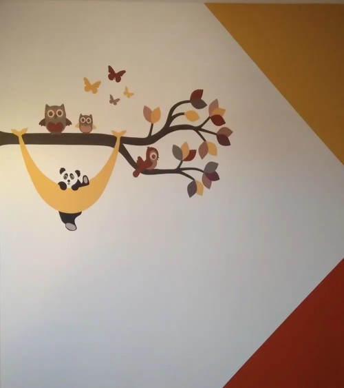 Behangsticker sierlijke uilen tak in roest, oudroze en groentinten.